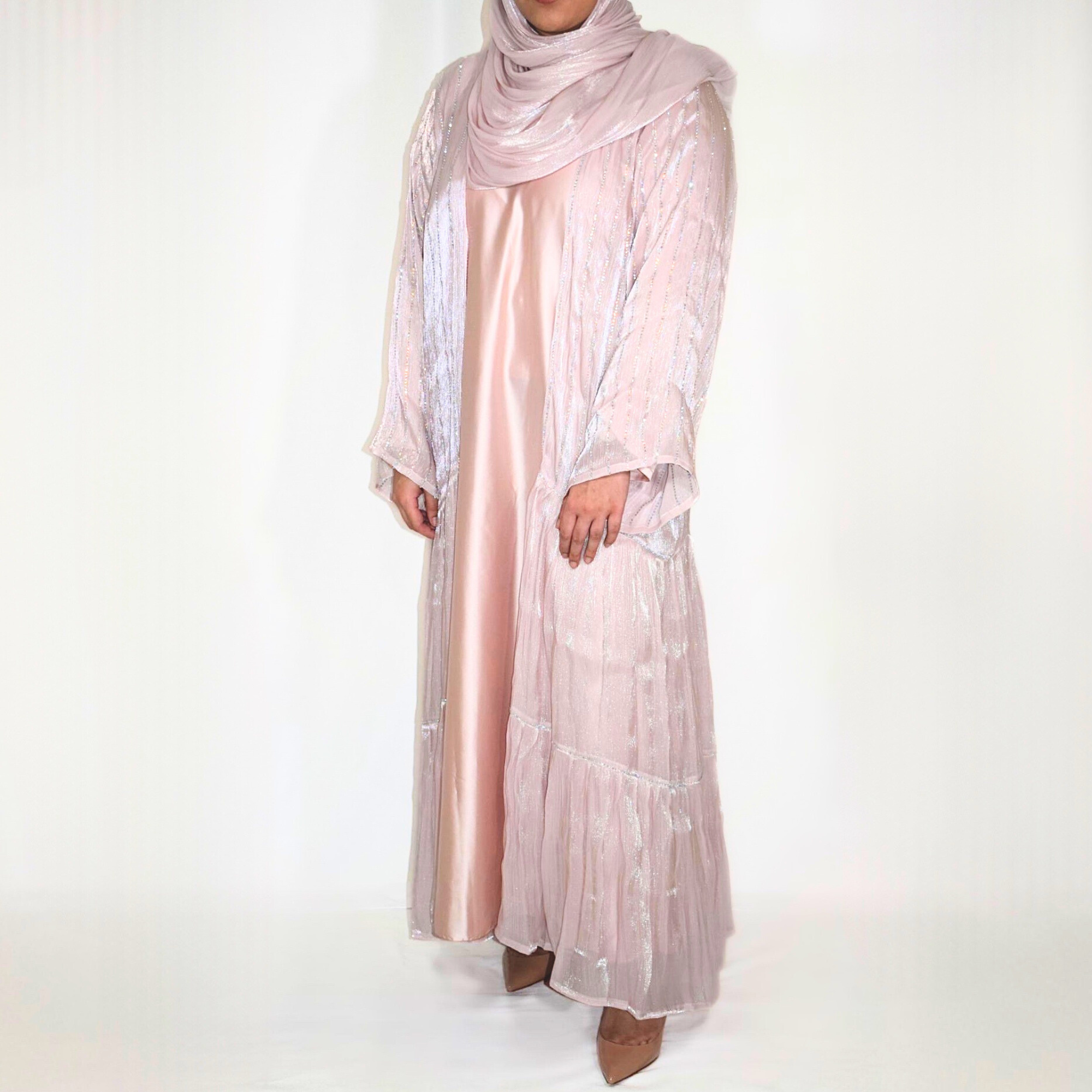 Model is 5' 2" tall and wearing size 52