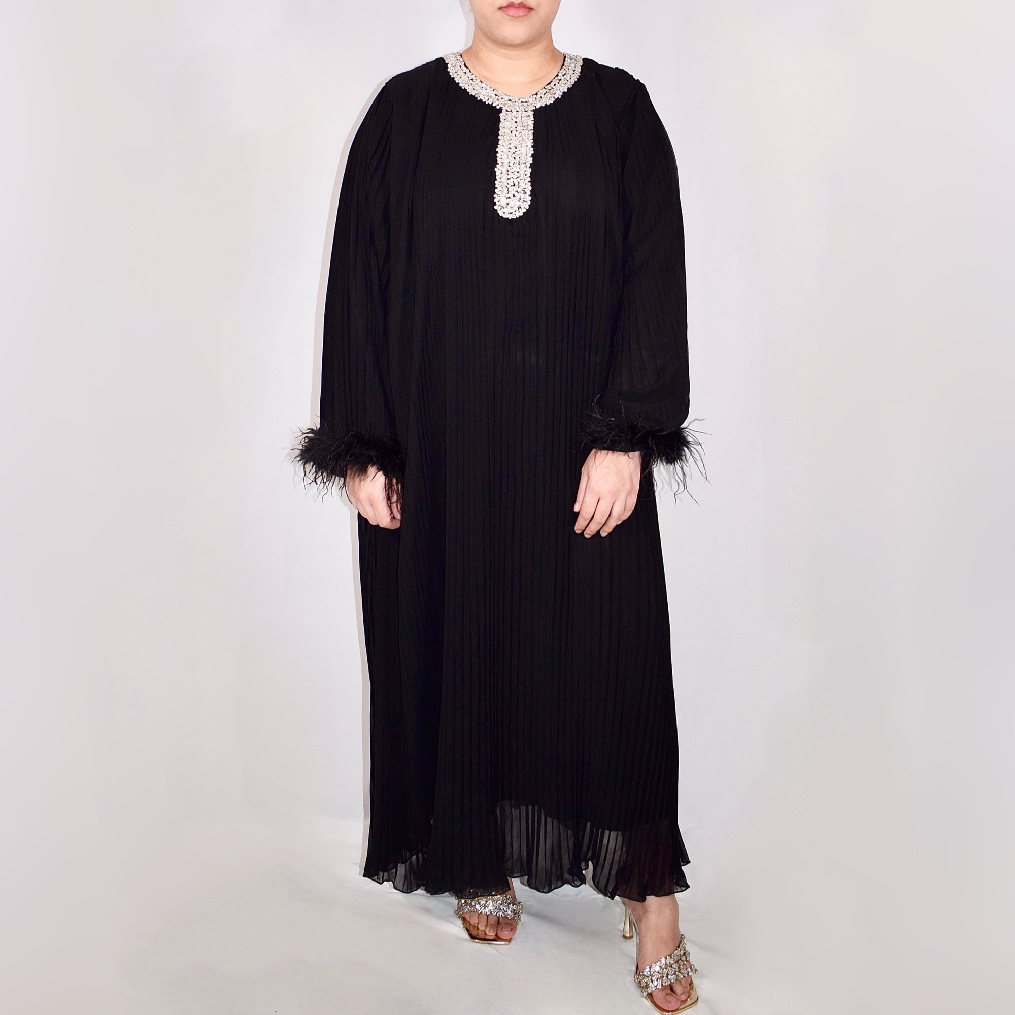 Model is 5' 2" tall and wearing size 52